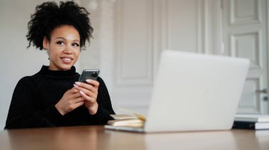 Mesajı kuryedeki telefondan yazdırır. Tarayıcıda, 