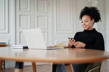 Tarayıcıda, yeni bir proje üzerinde çalışıyor. Tatmin olmuş bir kadın