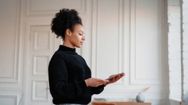 Tablet bilgisayar aygıtından video izliyor. Mutlu kız öğrenci.