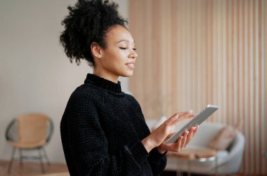 İş sırasında ara. Tatmin olmuş serbest çalışan bir öğrenci bir mesaj okuyor.