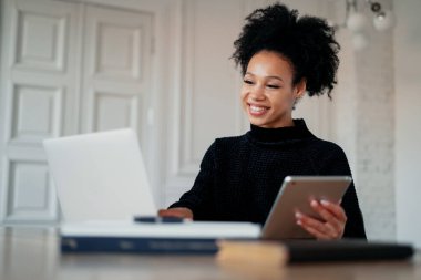 Elinde yeni halkla ilişkiler ile ilgili istatistiklerle dolu bir tablet var.