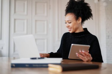 Elinde yeni halkla ilişkiler ile ilgili istatistiklerle dolu bir tablet var.