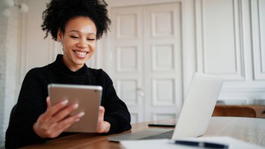 Arkadaşlarla uzaktan iletişim. Çevrimiçi eğitim v izliyor