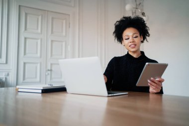 İş sırasında ara. Tatmin olmuş serbest çalışan bir öğrenci bir mesaj okur.