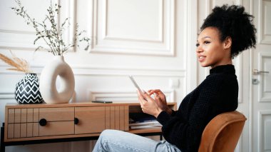 Çevrimiçi uzaklık öğrenimi öğretmenle iletişim kurar. Bir kadın. 