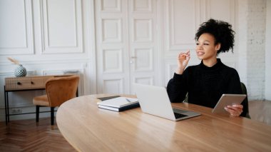 Bir kadın evde bir ay boyunca internet üzerinden giderlerin hesabını tutar..
