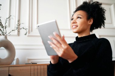 Evde internet üzerinde çalışarak tablet üzerinde yeni bir proje yapıyor. Serbest Çalışan