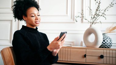 Evde internet üzerinde çalışmak telefonunda yeni bir proje oluşturur. Tasarımcı