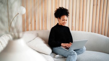 Evde online olarak çalışıyor, bilgisayarda yeni bir proje yapıyor. Tasarım