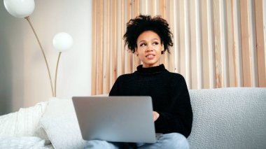 Programcı kız afro görüntüsü. Evde internet üzerinde çalışır 