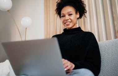 Sandalyede oturan arkadaşlara mesaj yazıyorum. Bir ikinin portresi