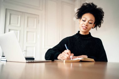 Kanepede oturan arkadaşlara bir mesaj yazar. Messa yazılıyor