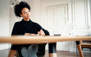 Tasarımcı kız afro görüntüsü. Freelancer uzaktan kumandası