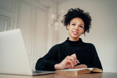 Günlük defterine önemli noktalar yazar. Akıllı bir kadın.