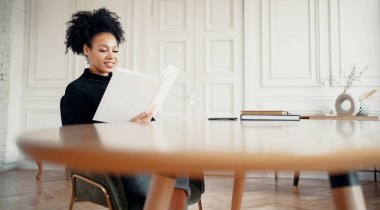 Öğrenci zeki bir Afro-Amerikan görünümlü bir kadın. Birlikte.