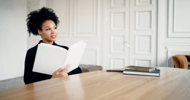 Üniversite kütüphanesinde. Öğrenci zeki bir Afrikalı Amerikalı. 