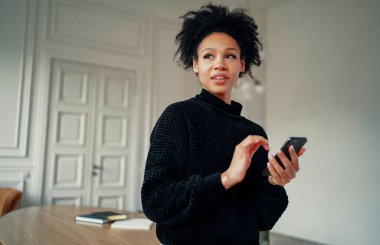 Akıllı bir öğrenci bir uygulama vasıtasıyla eğitim alır.. 