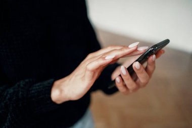 Arkadaşlarına ulak telefonundan bir mesaj yazar ve yazdırır. Sen