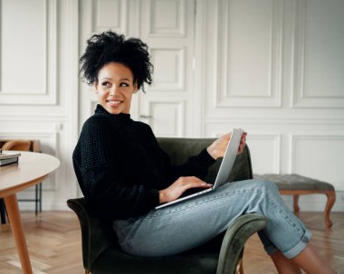 Afro görünümlü zeki bir kız öğrenci... 