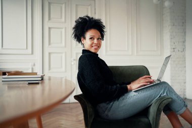 Dizüstü bilgisayar kullanarak eğitim alıyor, mesaj metnini basıyor. Sörfler