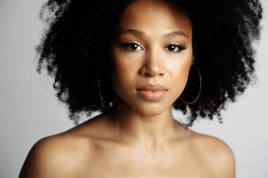 Afro-görünüm pozunun genç bir kadın modelinin güzel portresi