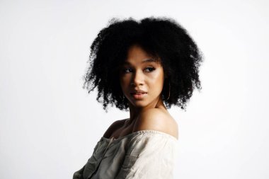 Afro görünümlü genç bir bayan model. Güzel, pürüzsüz bir kayak.
