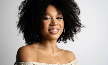 İyimser genç kadın model afro görünüş. Bir fotoğraf çekimi...