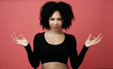 Zen jesti yapan gösteriler, neşeli, güzel bir kadın zekası.