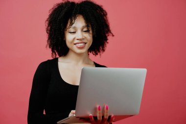 Metni yazdır. Programcı elinde bir dizüstü bilgisayar tutuyor. Noktalar