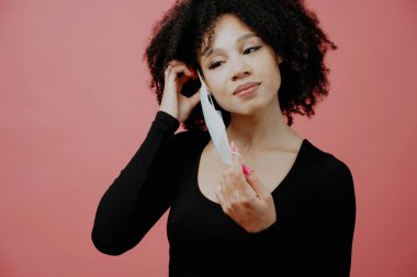 Bir virüse karşı yüzüne koruyucu maske takıyor.