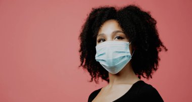 Salgına, virüse, koronavirüse karşı koruyucu bir maske.