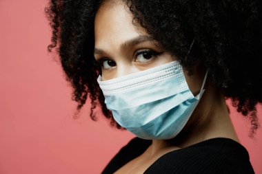 Salgına, virüse, koronavirüse karşı koruyucu bir maske.