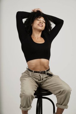 Afrika kökenli kendine güvenen bir kadın. Fotografın içinde.