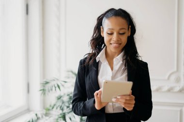 Müşteriye bir e- posta iletisi yazdırır. Video bağlantısı ile çevrimiçi uzaklık öğrenme. Muhasebeci çevrimiçi tablodaki krediyi hesaplar. Kadın yönetici bilgisayarda çalışırken gülümsüyor..