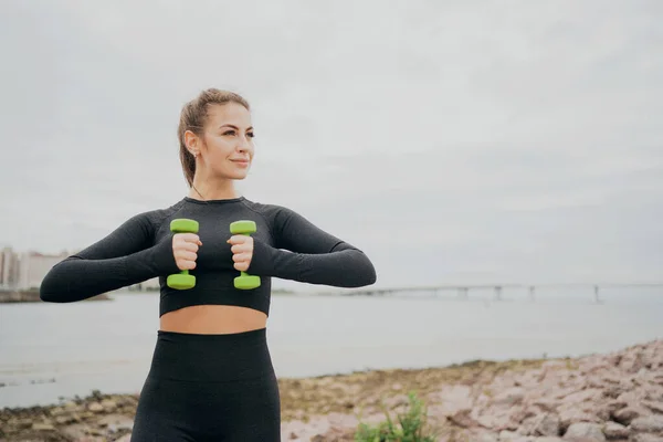 Fitness Porträtt Brunett Flicka Gör Övningar Utanför Blå — Stockfoto