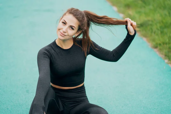 Porträtt Lycklig Kvinna Svarta Sportkläder Tittar — Stockfoto
