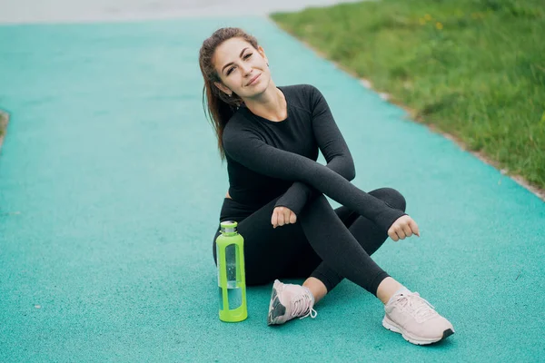 Kameraya rahat spor kıyafetleri içinde poz vermek. portre