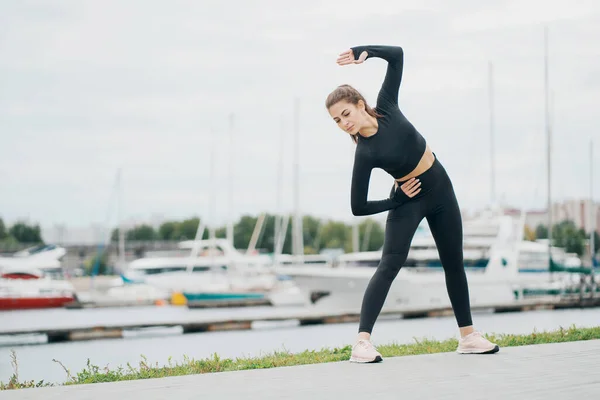 Spokojená Žena Bělošského Vzhledu Opustila Dům — Stock fotografie