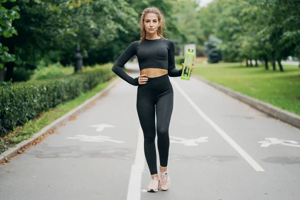 Şık, rahat kıyafetler. Güzel bir yaz günü. por