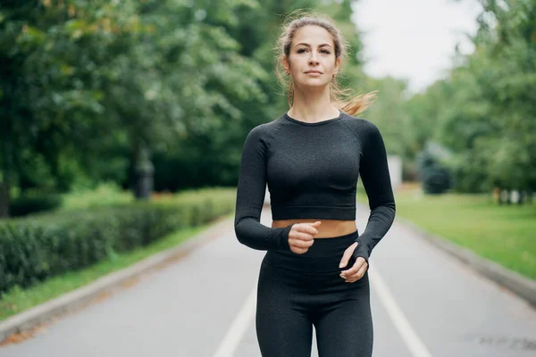 Sportar Ett Löpband Brunett Kvinna Springer Ett Maraton — Stockfoto