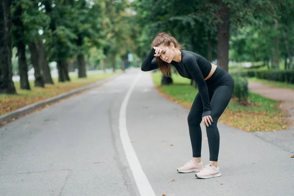 Sebevědomá Brunetka Žena Unavená Odpočívající Běhu Sport — Stock fotografie