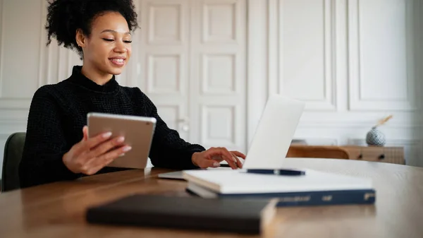 Kosten Einer Praktischen App Aufzeichnen Eine Frau Führt Online Konten — Stockfoto