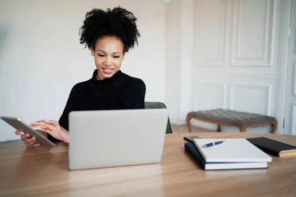 Uno Studente Designer Dipendente Soddisfatto Sorride Afro Etnico — Foto Stock