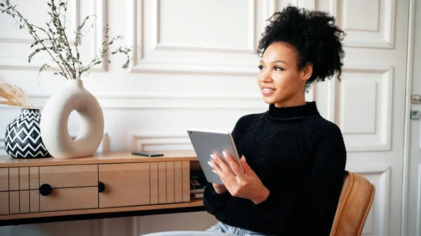 Freelancer iş arkadaşlarıyla uzaktan iletişim kuruyor. Tasarımcı ögesi