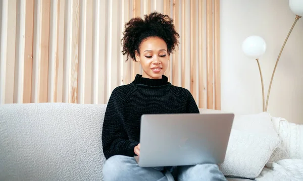 Uno Studente Intelligente Ottiene Educazione Attraverso Comunicazione Video — Foto Stock