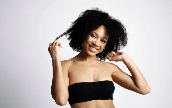 Una Joven Modelo Femenina Afro Apariencia Posa Marca Profesional —  Fotos de Stock