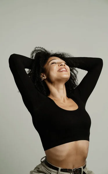 Zittend Een Stoel Een Fotostudio Krullend Brunette Zwart Haar — Stockfoto