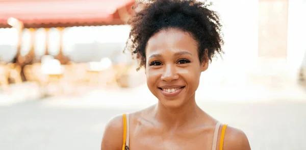 Afro Görünümlü Genç Bir Kadın Kameraya Bakar Gülümser Bir Öğrencinin — Stok fotoğraf