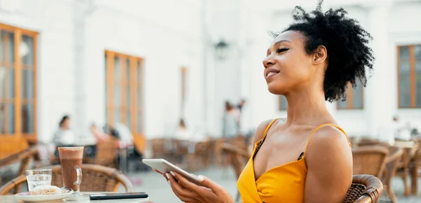 Mantener Una Tableta Entrenamiento Línea Una Mujer Confiada Encantadora Escribe — Foto de Stock