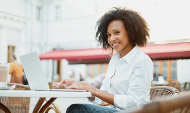 Beyaz afro gömlekli zeki bir öğrenci gülümsüyor gibi görünüyor. Ofisin yakınında kendine güvenen bir bayan yönetici çalışıyor. İletiyi iletideki iletiye e- posta ile yazdırır.